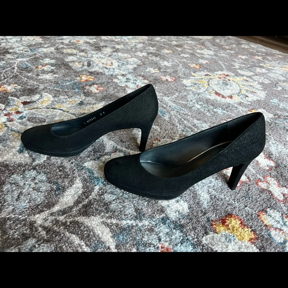 Stuart Weitzman black embossed pumps size 9 Excellent condition- Like New